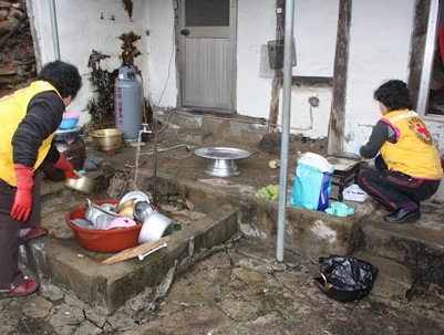 (2010.03.07)독거어르신가정 도배장판교체-경신회+매전적십자봉사회