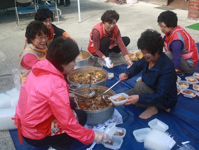(2010.10.12)청도읍여성자원봉사단-장애인연합회 밑반찬나누기