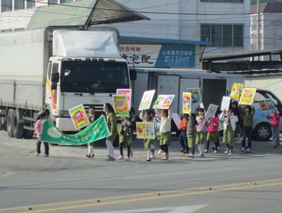 (2010.11.06)청도초등학교 4학년 전교생 환경정화