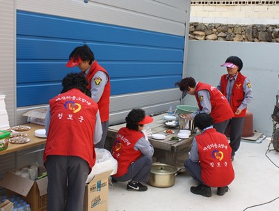 (2011.04.21)청도읍여성의용소방대 119안전센터 명예소방관 위촉시 급식봉사