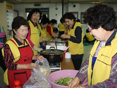 (2011.04.28)밑반찬사업-청도군여성대학동창회