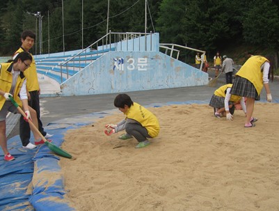 (2011.09.28)모계고 봉사동아리 군민체육센터 환경정화