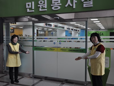 (2012.02.28)청도미래여성회 청도군청 민원실 안내봉사