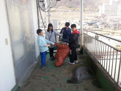 (2013.03.16)청용합기도봉사단 버스정류장 환경정화