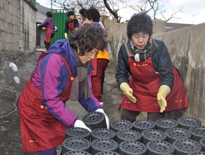 (2013.12.19)청도군여성자원활동센터 연탄나눔