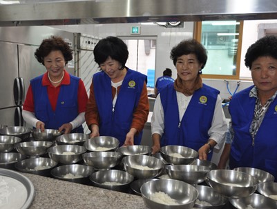(2015.08.12)바르게살기운동 장애인 백숙 급식봉사