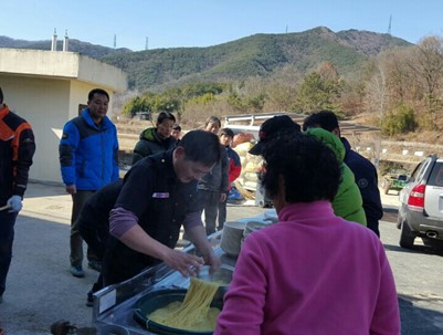 (2016.02.21)청풍한마음봉사회 풍각면 화산1리 자장면 봉사