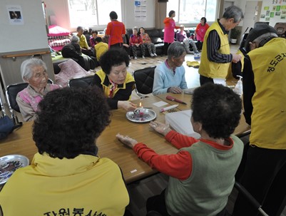 (2016.02.24)참사랑수지침봉사회 손마사지 봉사-효자손주간복지센터