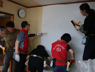 (2025.05.21)작은 기술로 큰 감동을! 청도군 전문봉사단 '청도군 비루빡풀칠 봉사단' 도배봉사