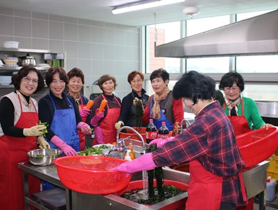 (2025.11.13)청도군여성대학총동창회 '홀몸어르신 사랑의 반찬 나누기' 나눔의 행복으로 온기를 전합니다!